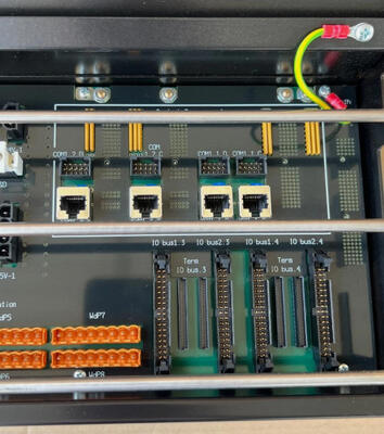 Chassi Honeywell FS-CPCHAS-0001 para processador de controle com redundância de controlador 1:1 e barramento de segurança de alta velocidade